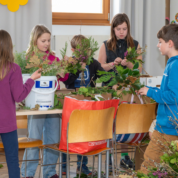 Kath. Jungschar der Pfarre Kirchdorf an der Krems übernahm heuer erstmals das Palmbuschen-Binden. 