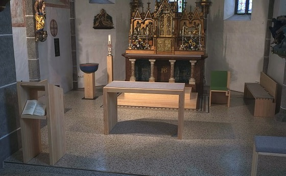 Altarraum und Taufbecken von Barbara Reisinger