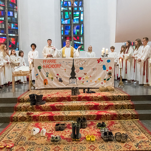 Christkönigssonntag wird der Sonntag vor dem neuen Kirchenjahr bezeichnet. Hier stehen die Ministrantinnen und Ministranten im Vordergrund, ihnen wird für ihren Dienst gedankt.