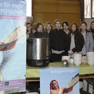 Die kfb-Frauen in Braunau-St. Stephan boten heuer zum ersten Mal in Kooperation mit den Schülerinnen der Fachschule der HLW Braunau eine Fastensuppe an. 