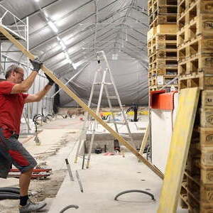 Exakte Positionierung des neuen Altars auf der Altarinsel