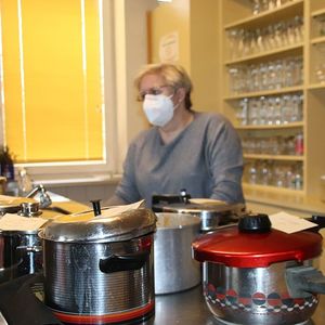 Suppe in Gläser füllen für den Familienfasttag