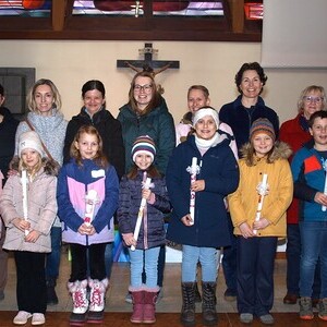 Erstkommunionskinder mit Paten/Patin