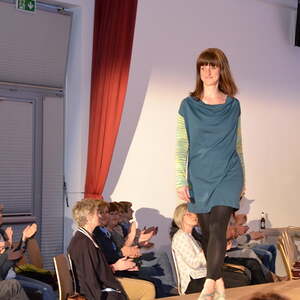 MODENSCHAU und Informationen über ökologisch und fair hergestellte Kleidung 