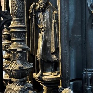 Sebald als Pilger (am Bronzegrabmal)