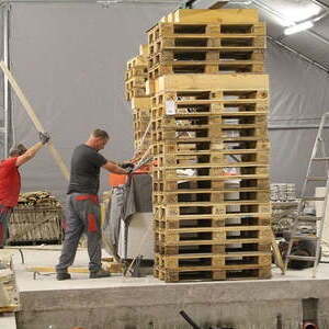 Exakte Positionierung des neuen Altars auf der Altarinsel