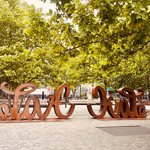 Kunstwerk nahe der Mauer (Love-Hate)