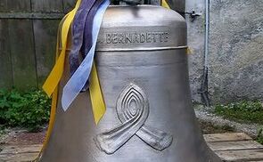 Hl. Bernadette-Glocke, Vereint im Mantel der Liebe durch die Kraft des Glaubens,  Katharina Brandl und Elke Punkt Fleisch, 2021