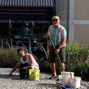 Der Platz wird sauber gemacht - da helfen viele zusammen.
