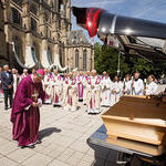 Bischof Manfred Scheuer verabschiedete den Sarg