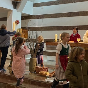 Kinder schmücken den Osterstrauch