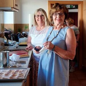 Die Damen vom Kuchenbuffet.