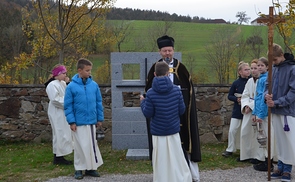 Pfarrer Reinhold Dessl segnete die neue Urnenanlage auf dem Friedhof der Pfarre Eidenberg.