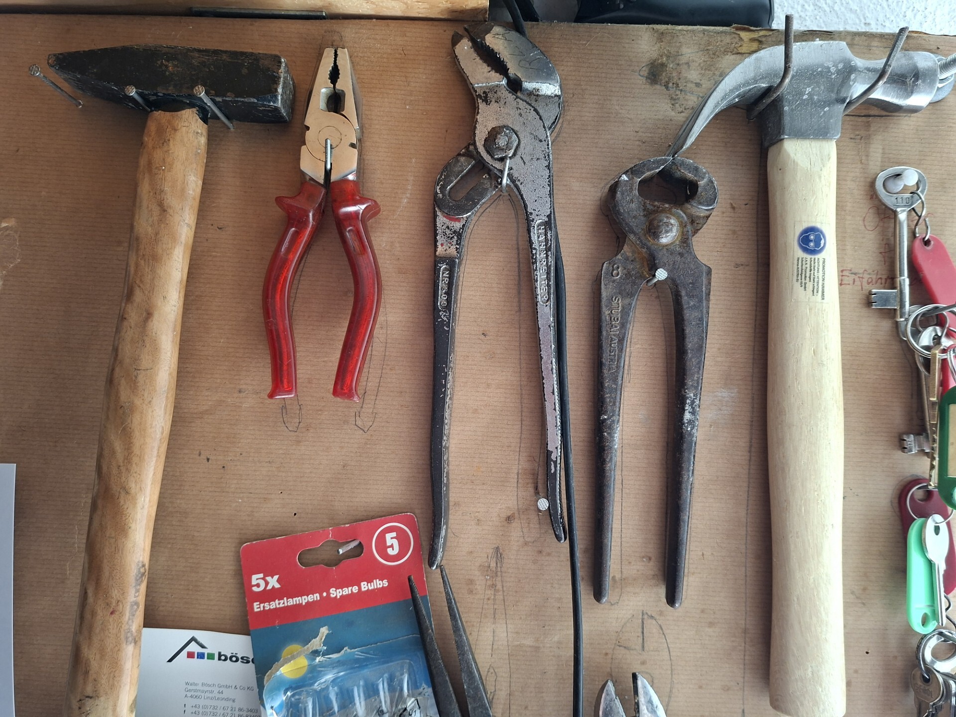 Hammer und Beißzange