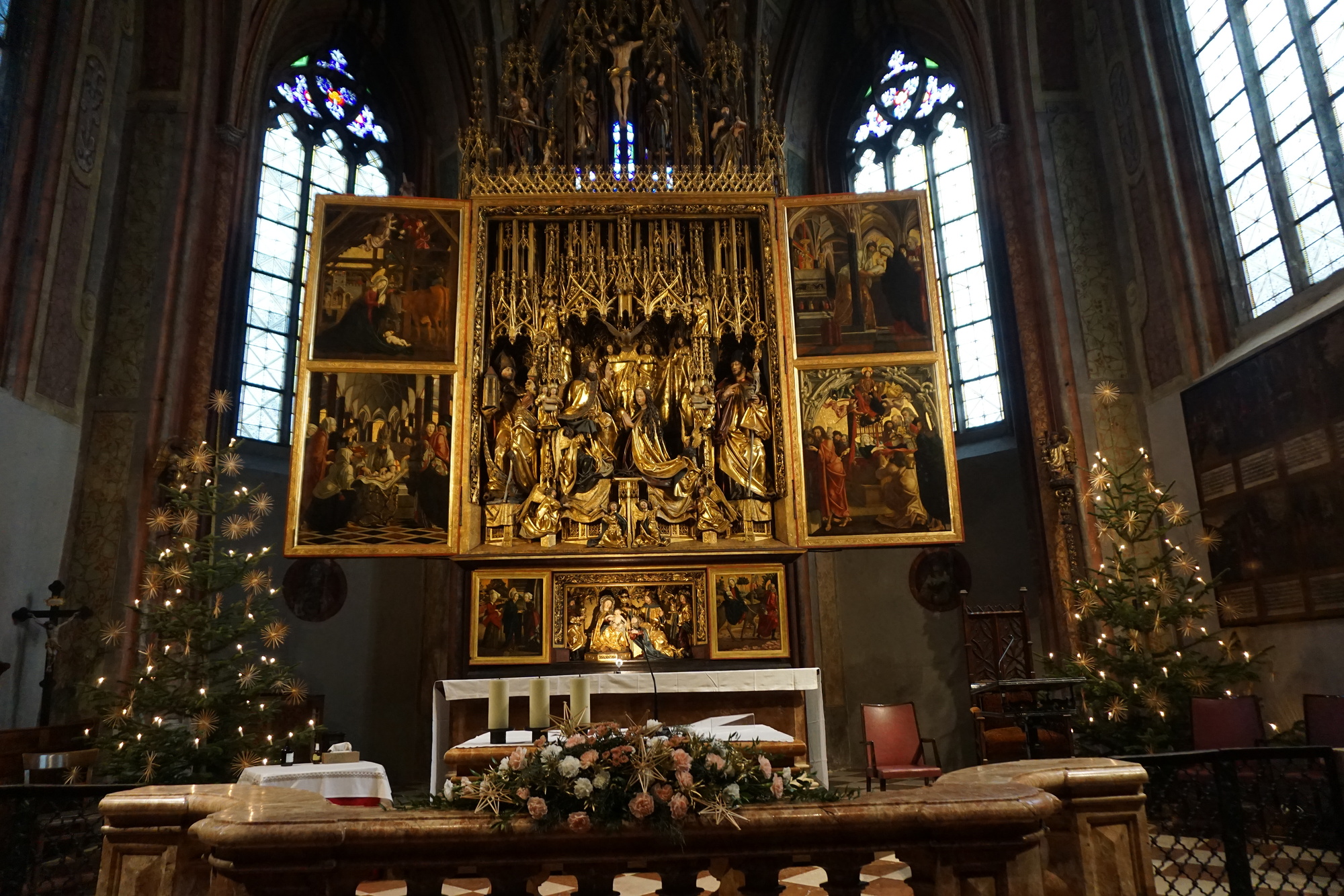 Michael-Pacher-Altar, Christbäume mit Strohsternen geschmückt