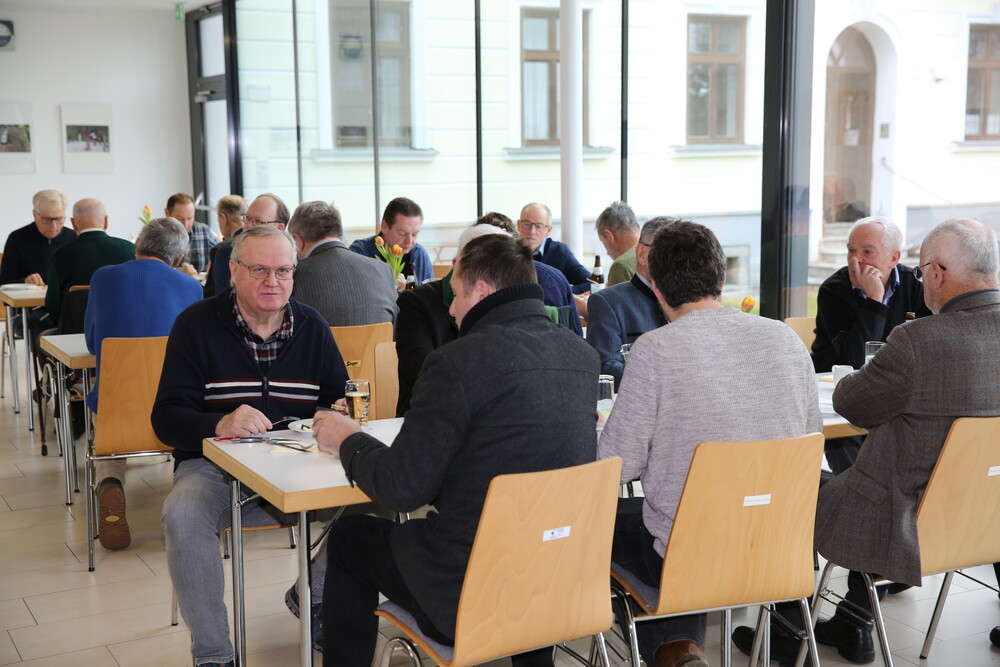 Männer sitzen im Pfarrheim von Pregarten beim Frühstück