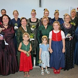 Gruppenfoto der Goldhaubengruppe in der Kirche zum 40-jährigen Bestehen 2025