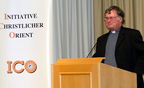 Bischof Manfred Scheuer bei der Präsentation von Prof. Hollerwegers Buch 'Baum des Lebens'                        