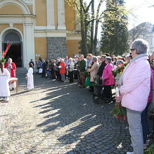 Palmweihe vor der Kirche