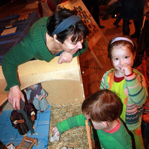 Kinder bei der Buchaustellung