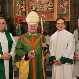 V. l.: Pfarrer Klemens Hofmann, Bischof Manfred Scheuer. Pastoralvorstand Wolfgang Roth und Verwaltungsvorstand Markus Woda