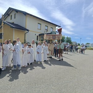 Ministranten und Himmel