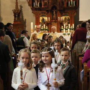Nun ziehen wir aus der Kirche wieder zum Abelenzium.