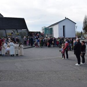 Palmweihe vor dem Pfarrheim