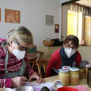 Suppe in Gläser füllen für den Familienfasttag