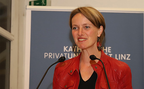 Magdalena Holztrattner, Direktorin der ksoe (hier bei einer Veranstaltung der KU Linz im Oktober 2019)