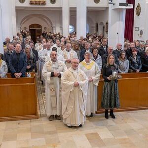 Festlicher Gottesdienst zur Amtseinführung mit Generalvikar Severin Lederhilger und Mitfeiernden aus den Pfarrgemeinden der neuen Pfarre