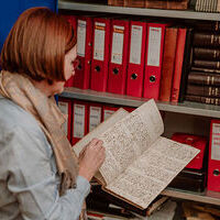 Karin Braumann, Pfarrsekretärin in der designierten Pfarre Engelszell-Peuerbach, führt im Pfarrbüro die Matriken.