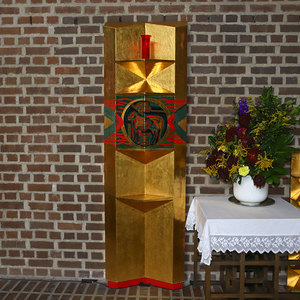 Der Wandtabernakel wurde von Rudolf Kolbitsch (Linz) entworfen.