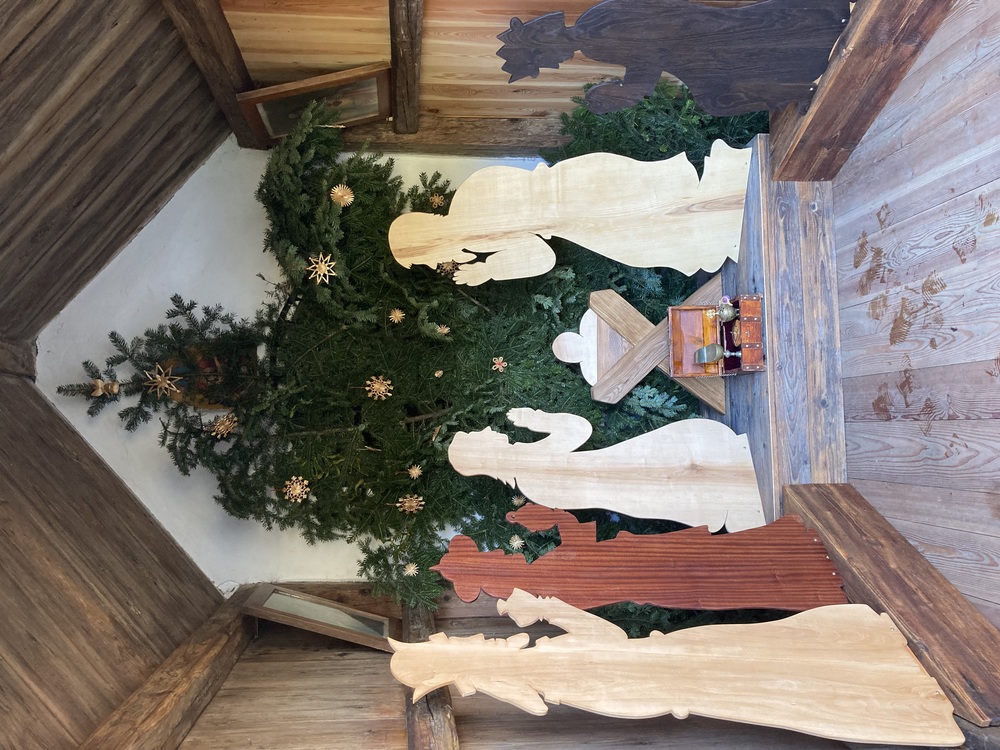 Krippe mit lebensgroßen Figuren