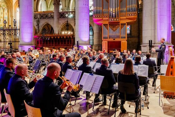 Polizeimusik Oberösterreich; Lange Nacht der Kirchen 2026 / © Diözese Linz / Johannes Kienberger Unter dem Titel 'Blasorchesterklang in Uniform' führte die Polizeimusik Oberösterreich die Besucher:innen im Linzer Mariendom durch vielfältige Klangwelten.