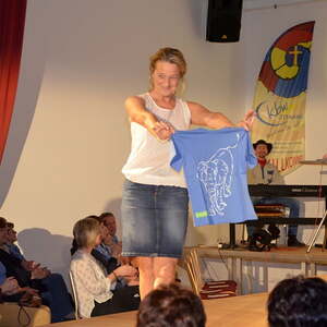 MODENSCHAU und Informationen über ökologisch und fair hergestellte Kleidung 