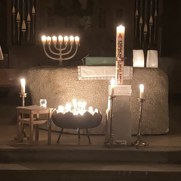 Kerzen im Altarraum