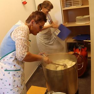 Knödelessen in St. Quirinus nach dem Erntedankfest