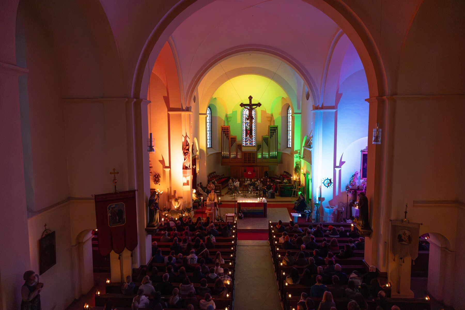 Bei der Auferstehungsfeier am Morgen des Ostersonntags wird in der Pfarrkirche ein stimmungsvoller Gottesdienst gefeiert.