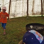 Kinder beim Spielen im Indianertipi