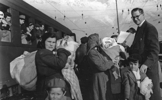 Steinkelderer mit Ungarnflüchtlingen / © Diözese Innsbruck / Richard Müller Steinkelderer mit Ungarnflüchtlingen