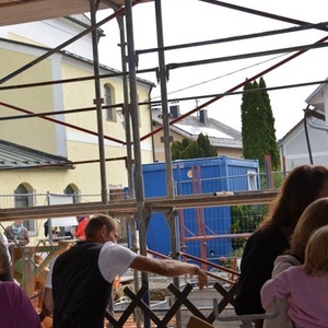 Stellvertretend für unseren Zimmerer sprach Konrad Leitner den 'Richt-Spruch' und zerschlug nach alter Tradition den Krug auf dass die Scherben Glück bringen