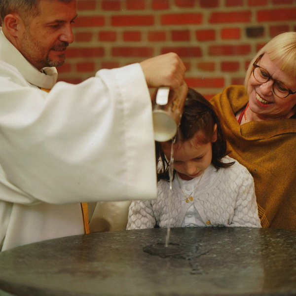 Mädchen wird getauft