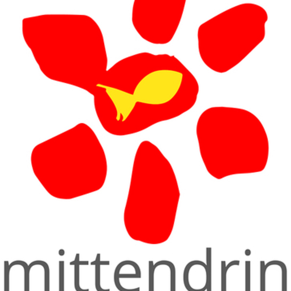 Rote Blume mit einem gelben Fisch in der Mitte