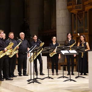 Wolfgang Kreuzhuber und Gerhard Raab inmitten des Saxophonensembles der Anton Bruckner Privatuniversität Linz