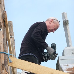 Nachbar Günter Wilnauer demontiert  das alte Kapellenkreuz.