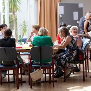 Reger Austausch in den Pausen beim Jubiläumsfest '25 Jahre SelbA'