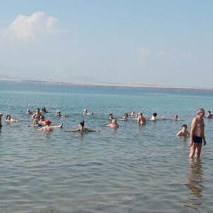 Das Bad im Toten Meer ist auch für Nichtschwimmer geeignet.