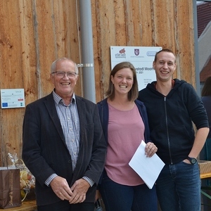  Die Hauptorganisatorin des Schätzspiels und die glücklichen Gewinner