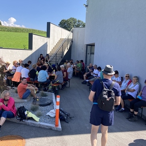 Mittagsrast beim Feuerwehrhaus in Penzingerdorf